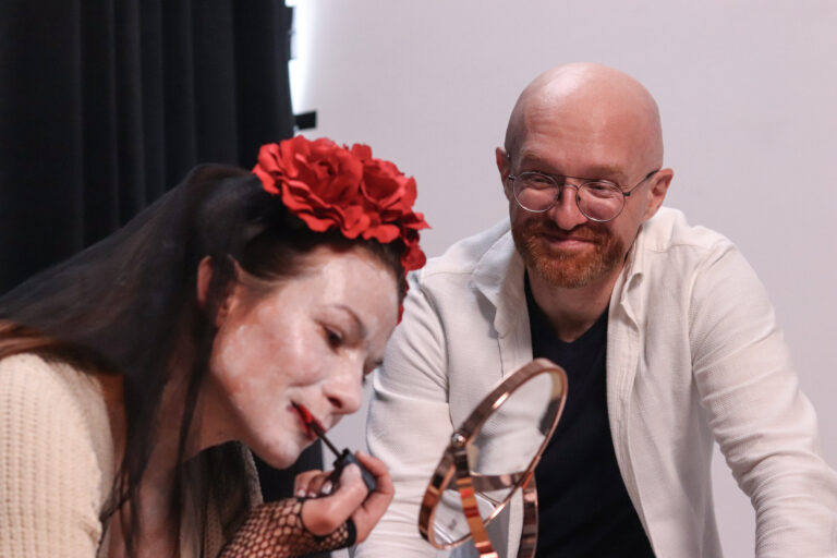 Dwoje aktorów podczas sceny przy stole w Laboratorium Meisnera